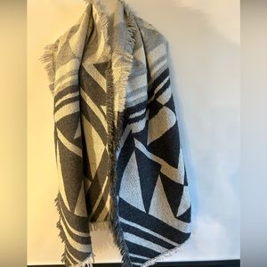 AMERICAN EAGLE OUTFITTERS OVERSIZED AZTEC PATTERN RAW FRINGE GREY 3-TONE SCARF